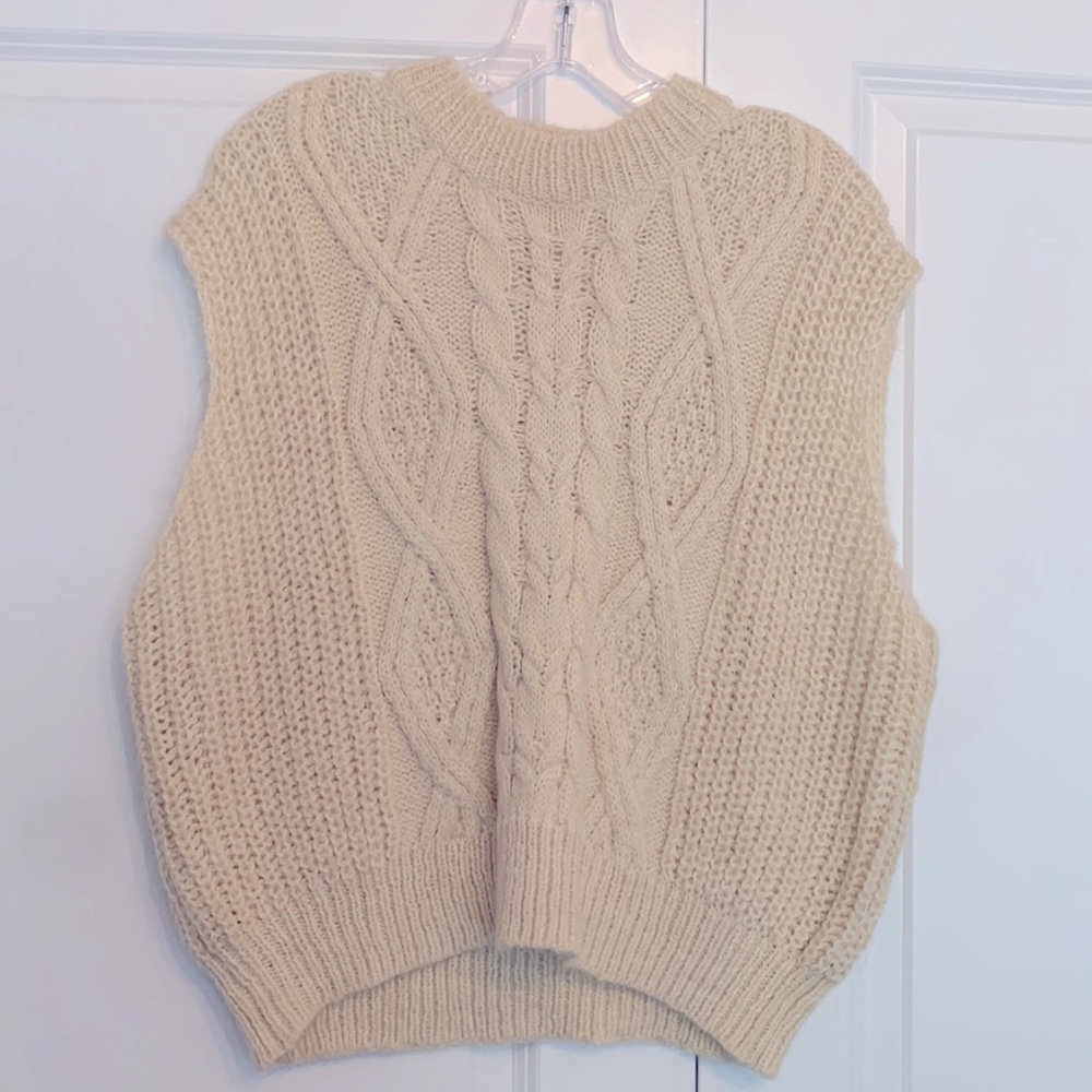 Cute knit vest!✨ - Picture 2 of 3